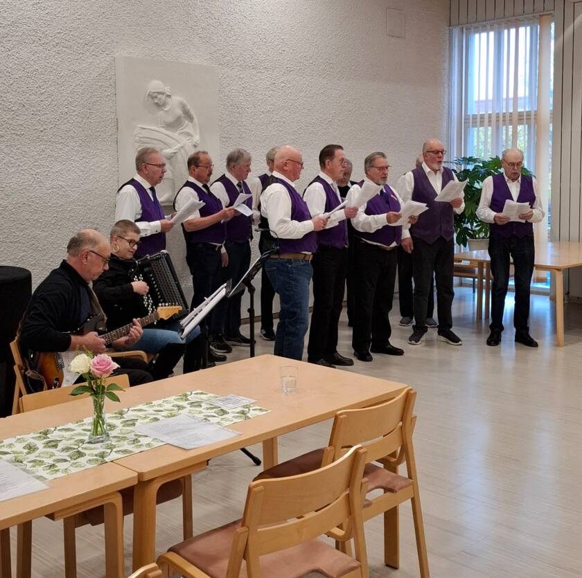 Ukkoset laulamassa Forssan seurakuntasalissa.