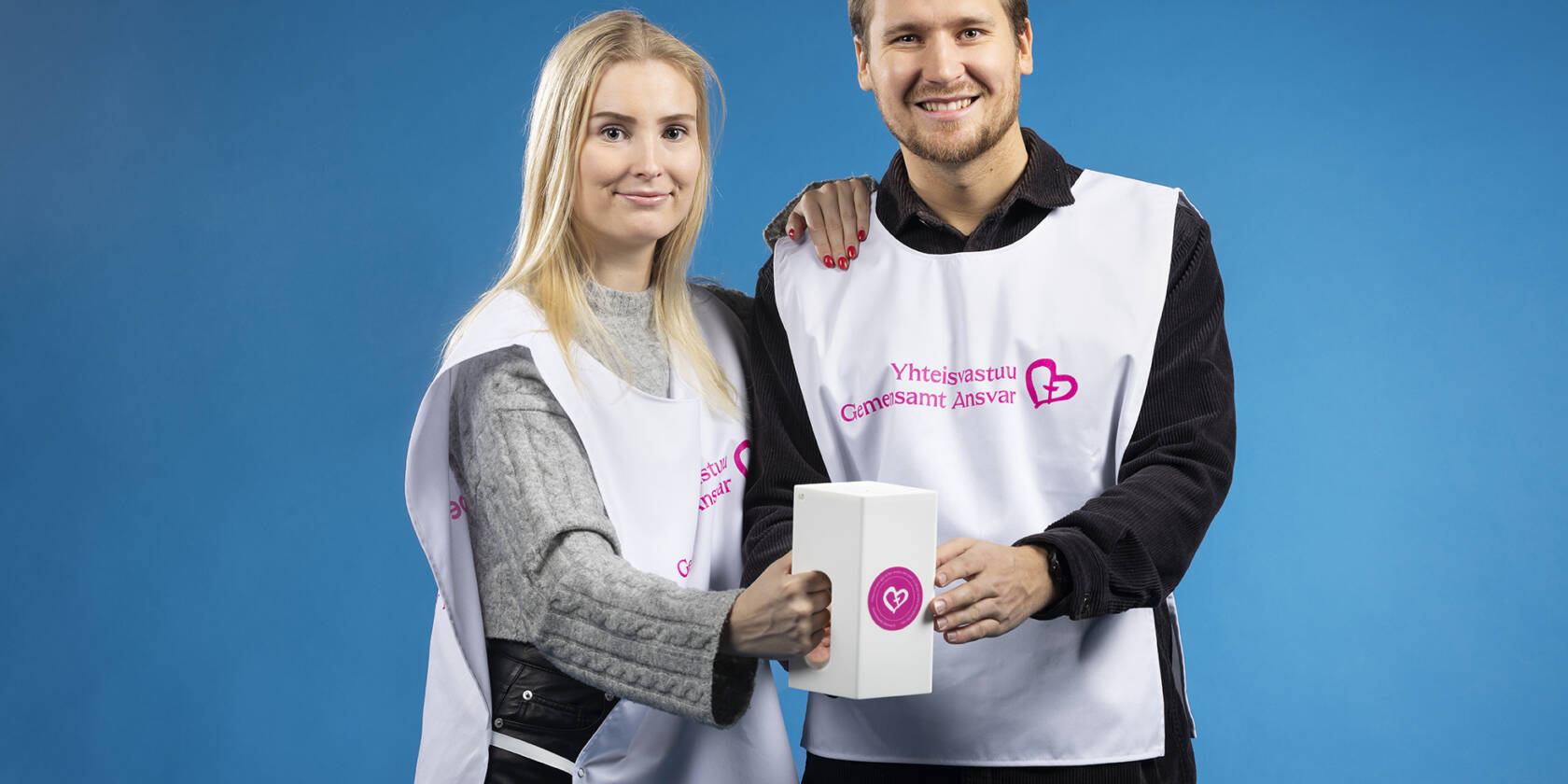 Yhteisvastuukerääjät lippaan kanssa.