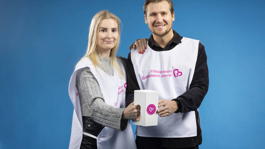 Yhteisvastuukerääjät lippaan kanssa.