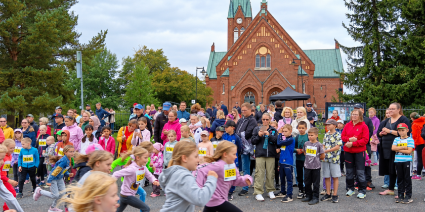 Kouluikäiset Kirkon ympärijuoksun lähdössä 15.9.2024.