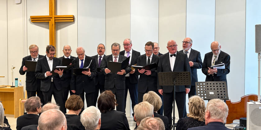 Forssan seurakunnan musiikkiryhmä "Ukkoset" esiintymässä seurakuntasalissa.