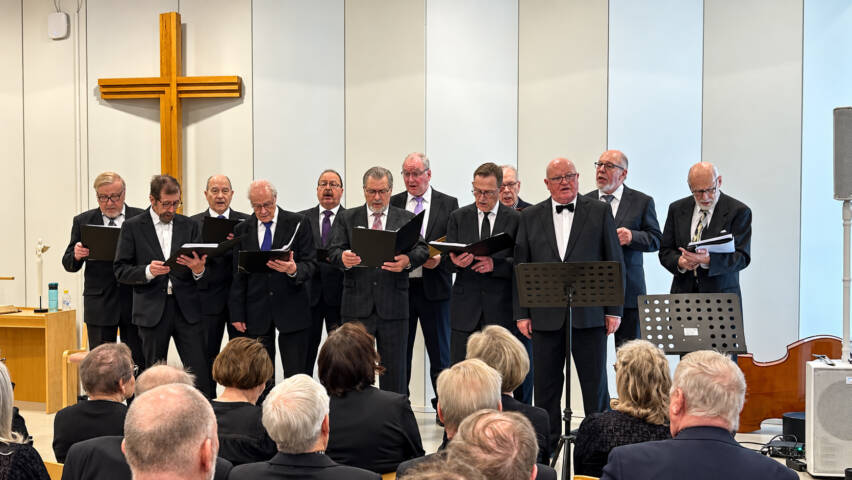 Forssan seurakunnan musiikkiryhmä "Ukkoset" esiintymässä seurakuntasalissa.