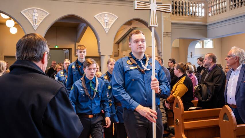 Partiolaisten kulkue virkaanasettajaismessussa, JPG-versio.