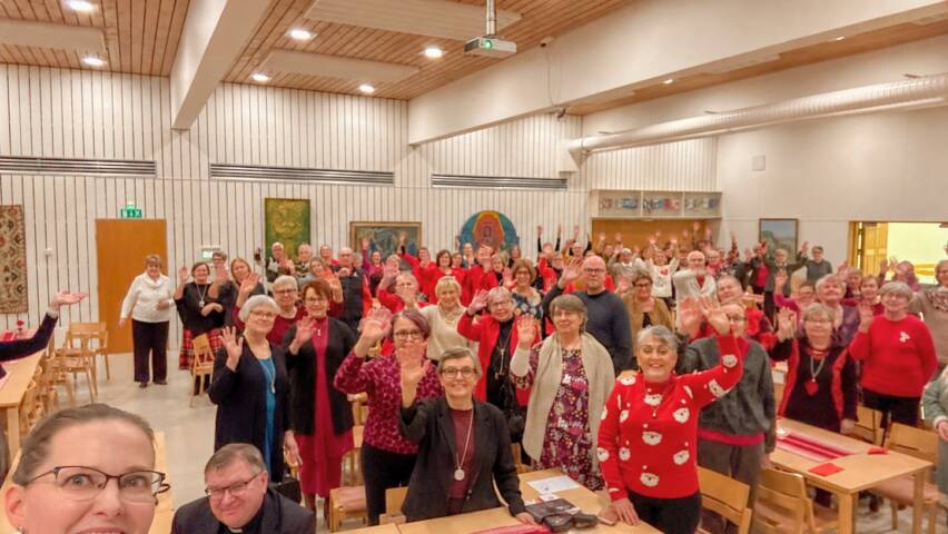 Forssan kirkon vapaaehtoiset hymyilemässä ja heiluttamassa kameralle.