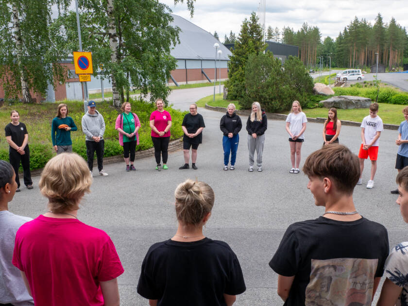 Rippileiriläisiä ringissä Eerikkilän pihalla.