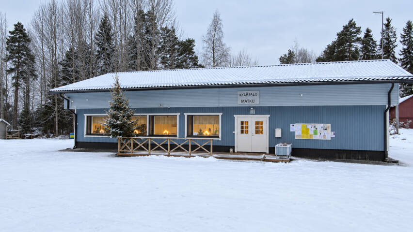 Matkun kylätalo talvimaisemassa.